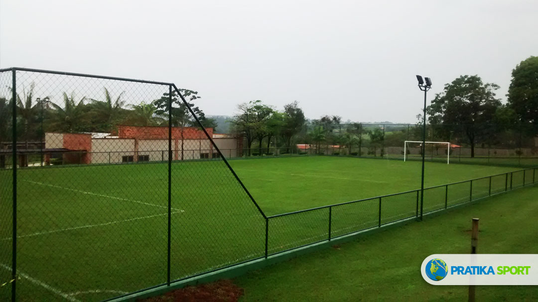Construção de campo de futebol society