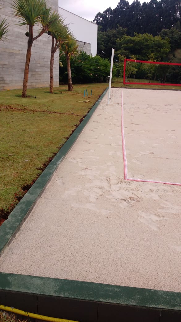 Quadra de beach tennis com cobertura